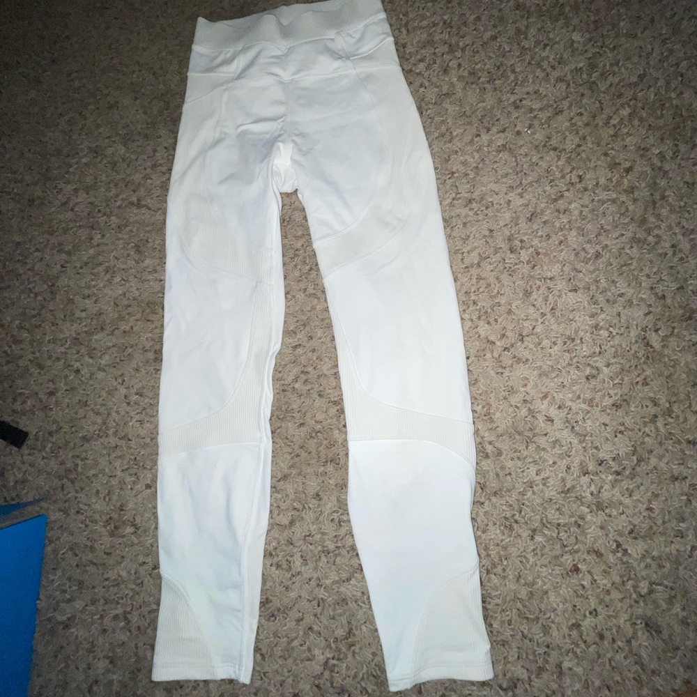 white lululemon leggings size 6 | could fit 4 or 6